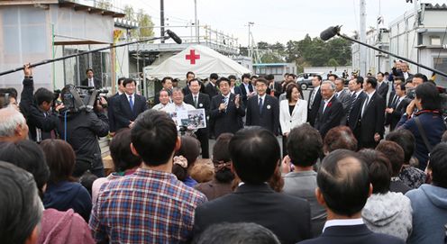 安倍总理为了把握东日本大地震灾害的复兴情况,访问了福岛县。