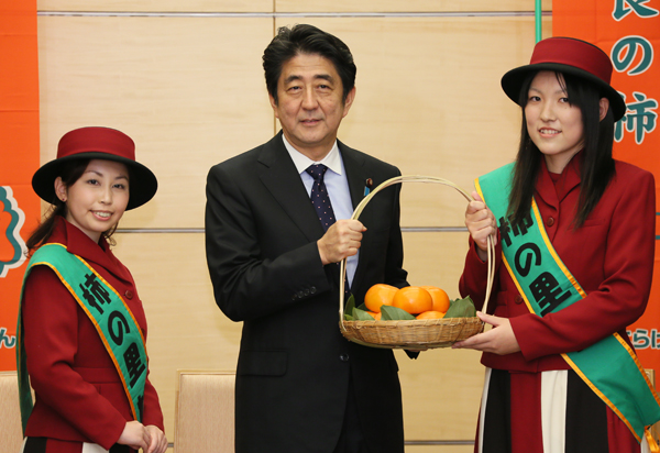 安倍总理在总理大臣官邸接受了“柿之乡姑娘”等的拜会。