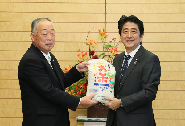 安倍总理在总理大臣官邸接受并品尝了福岛县广野町町长山田基星赠送的大米。