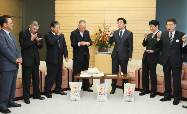 安倍总理在总理大臣官邸接受并品尝了福岛县广野町町长山田基星赠送的大米。