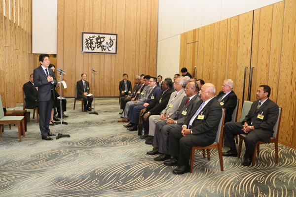 安倍总理在总理大臣官邸接受了太平洋岛国论坛（PIF）成员国暨地区首席代表等的拜会。