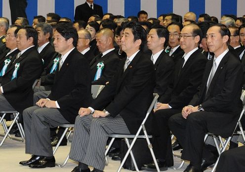 安倍总理出席了在防卫省举行的2013年度自卫队殉职队员追悼仪式。