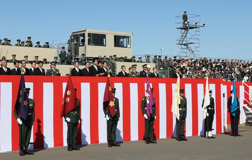 安倍总理出席了2013年度自卫队纪念日检阅仪式。