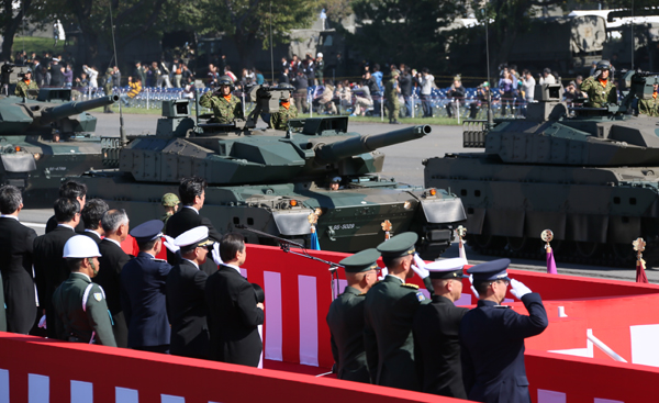 安倍总理出席了2013年度自卫队纪念日检阅仪式。