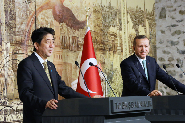安倍总理访问了土耳其共和国。