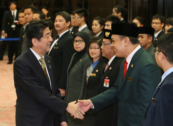 安倍总理接受了参加“东南亚青年之船”（第四十次）的青年代表等的拜会。