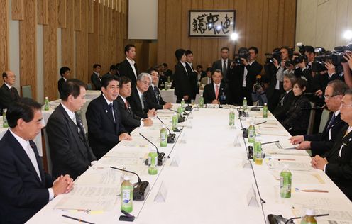 安倍总理在总理大臣官邸召开了第十四次教育再生实行会议。