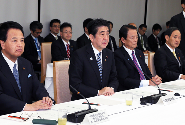 安倍总理在总理大臣官邸召开了第二十次经济财政咨询会议。