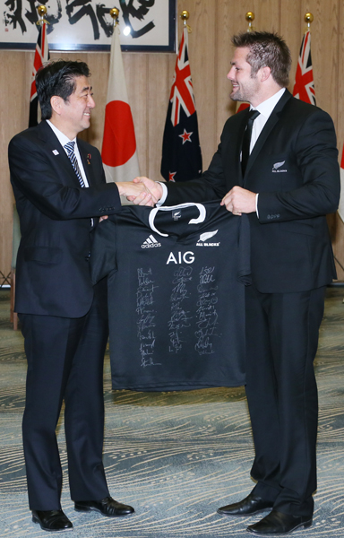安倍总理在总理大臣官邸接受了新西兰橄榄球国家队“全黑队（All Blacks）”的拜会。