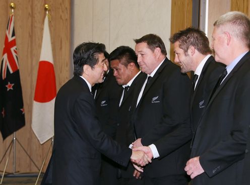 安倍总理在总理大臣官邸接受了新西兰橄榄球国家队“全黑队（All Blacks）”的拜会。