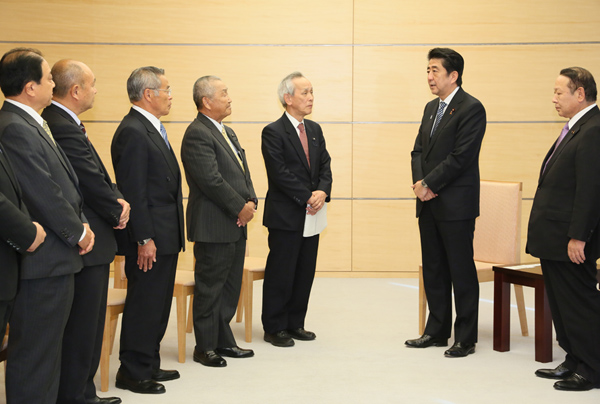 安倍总理在总理大臣官邸接受了大岛町议会议员的拜会。