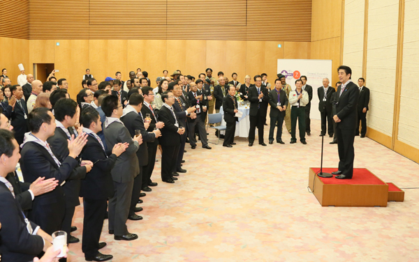 安倍总理在总理大臣官邸主办了邀请各国童子军相关国会议员的晚宴。