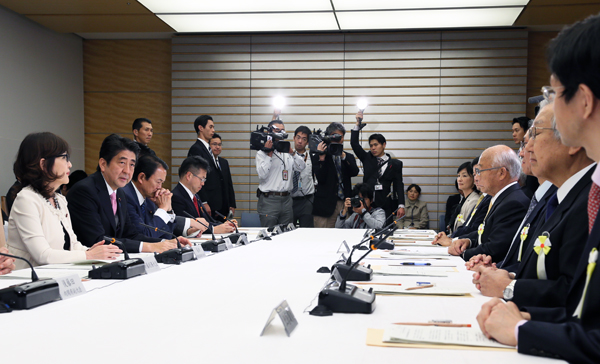 安倍总理在总理大臣官邸召开了第六次行政改革推进会议。