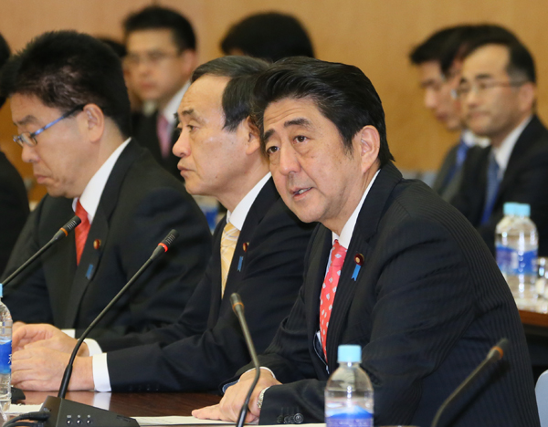 安倍总理在总理大臣官邸出席了政府主办的全国都道府县知事会议。