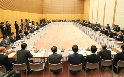 安倍总理在总理大臣官邸出席了政府主办的全国都道府县知事会议。