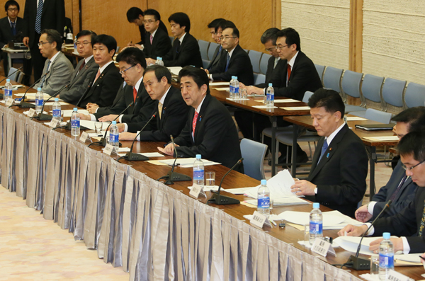 安倍总理在总理大臣官邸出席了政府主办的全国都道府县知事会议。