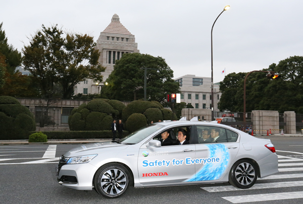 安倍总理在国会前庭的环形道路上试乘了自动驾驶车 。