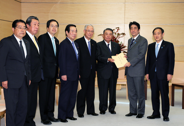 安倍总理在总理大臣官邸接收了自由民主党日本大地震复兴加速化本部递交的提议书。