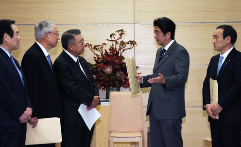 安倍总理在总理大臣官邸接收了自由民主党日本大地震复兴加速化本部递交的提议书。
