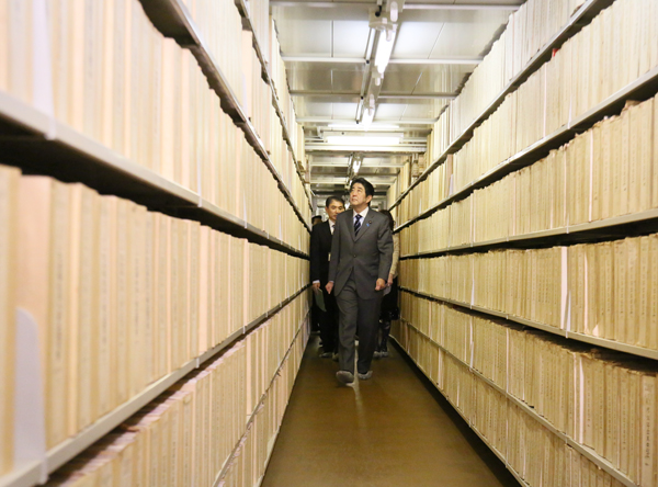安倍总理视察了独立行政法人日本国立公文书馆。