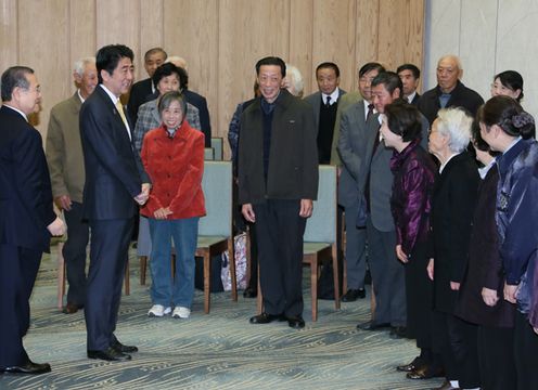 安倍总理在总理大臣官邸接受了日本遗孤等的拜会。