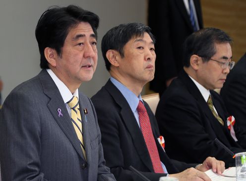 安倍总理在总理大臣官邸召开了第四次“有关重建安全保障法律基础的恳谈会”。