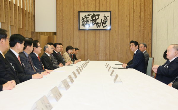 安倍总理在总理大臣官邸接受了日韩・韩日合作委员会的拜会。