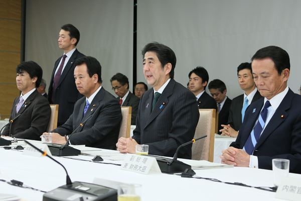 安倍总理在总理大臣官邸召开了第二十二次经济财政咨询会议。