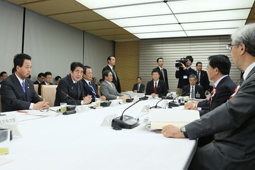 安倍总理在总理大臣官邸召开了第二十二次经济财政咨询会议。