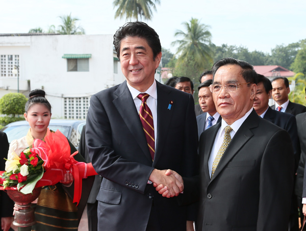 安倍总理访问了老挝人民民主共和国。