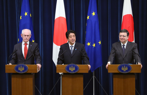 安倍总理在总理大臣官邸与欧洲联盟(欧盟)的欧洲理事会常任主席赫尔曼•范龙佩、欧盟委员会主席若泽•曼努埃尔•巴罗佐举行了第二十一次定期首脑磋商,之后举行了联合记者招待会。