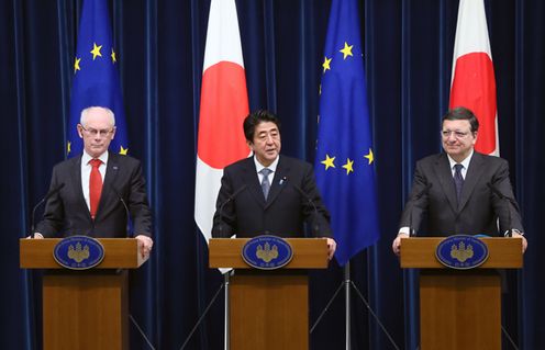 安倍总理在总理大臣官邸与欧洲联盟(欧盟)的欧洲理事会常任主席赫尔曼•范龙佩、欧盟委员会主席若泽•曼努埃尔•巴罗佐举行了第二十一次定期首脑磋商,之后举行了联合记者招待会。