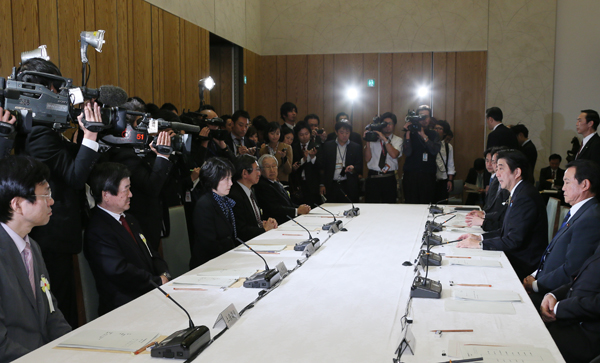 安倍总理在总理大臣官邸召开了第七次行政改革推进会议。