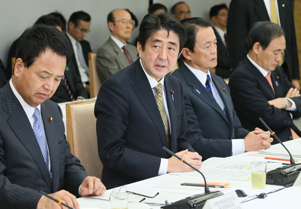 安倍总理在总理大臣官邸召开了第二十三次经济财政咨询会议。