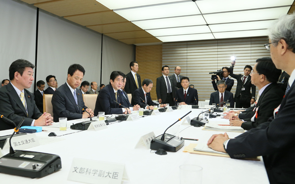 安倍总理在总理大臣官邸召开了第二十三次经济财政咨询会议。