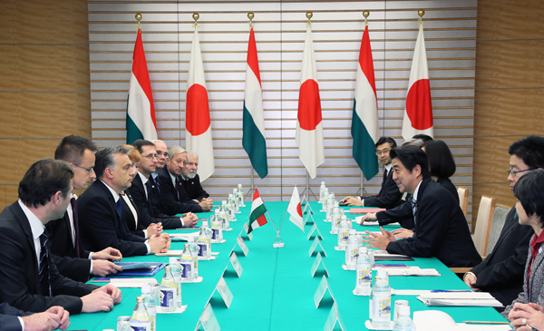 安倍总理在总理大臣官邸与匈牙利总理欧尔班•维克托举行了会谈等。