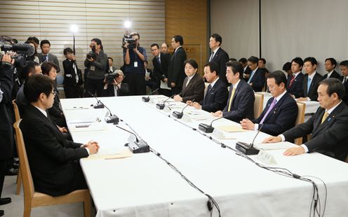 安倍总理在总理大臣官邸召开了第二次产业竞争力会议专题会议。