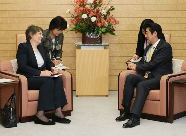 安倍总理在总理大臣官邸接受了联合国开发计划署(UNDP)署长海伦•克拉克的拜会。