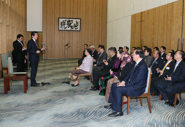 安倍总理在总理大臣官邸接受了东盟（ASEAN）议会联盟主席帕尼一行的拜会。