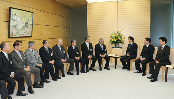 安倍总理在总理大臣官邸接受了全国中小零售商峰会相关人士的拜会。