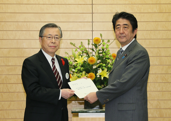 安倍总理在总理大臣官邸接受了福岛县知事佐藤雄平的要求。
