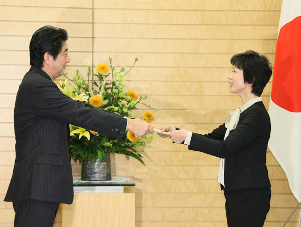 安倍总理在总理大臣官邸向山田真贵子氏交付了首位女性内阁总理大臣秘书官的任命书。