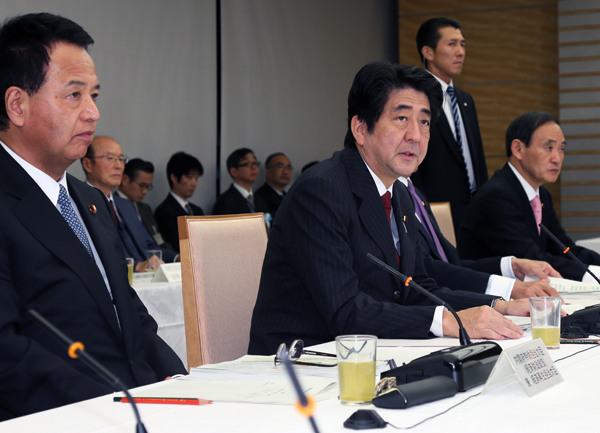 安倍总理在总理大臣官邸召开了第二十四次经济财政咨询会议。