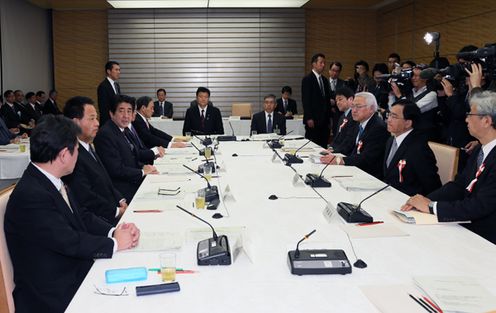 安倍总理在总理大臣官邸召开了第二十四次经济财政咨询会议。