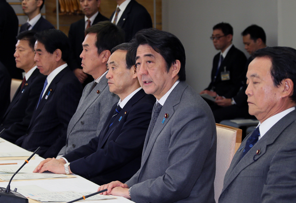 安倍总理在总理大臣官邸召开了第十一次日本经济再生本部会议。