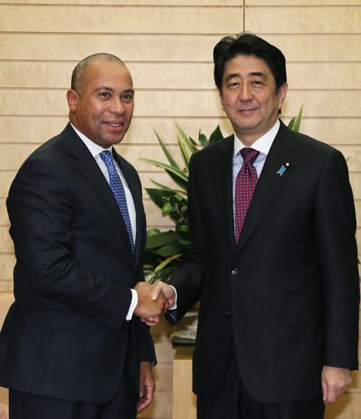 安倍总理在总理大臣官邸接受了马萨诸塞州州长德瓦尔•帕特里克的拜会。