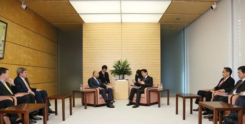 安倍总理在总理大臣官邸接受了马萨诸塞州州长德瓦尔•帕特里克的拜会。