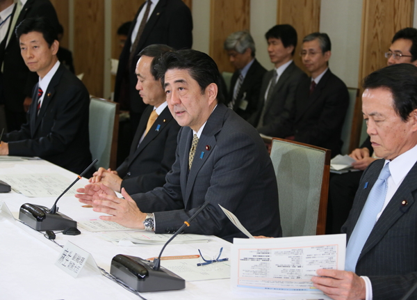 安倍总理在总理大臣官邸出席了2013年度第三次“中央与地方协商会议”。