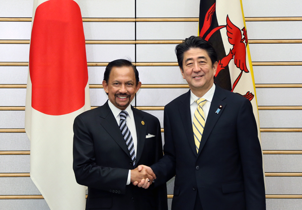 安倍总理与东南亚国家联盟(ASEAN)各国首脑举行了会谈等。