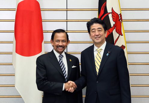 安倍总理与东南亚国家联盟(ASEAN)各国首脑举行了会谈等。